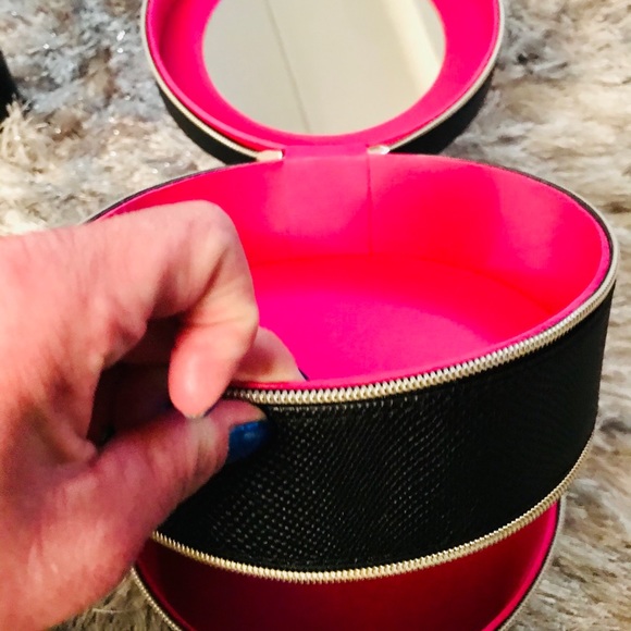 NWOT land comb three tier make up bag - Picture 2 of 3